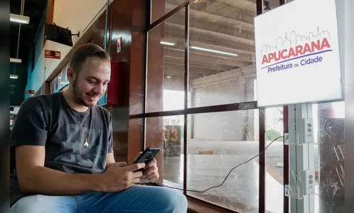 Prefeitura instala torres de carregadores de celulares na rodoviária