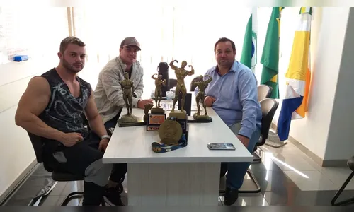 Prefeito de Lunardelli recebe visita de atleta campeão brasileiro de fisiculturismo