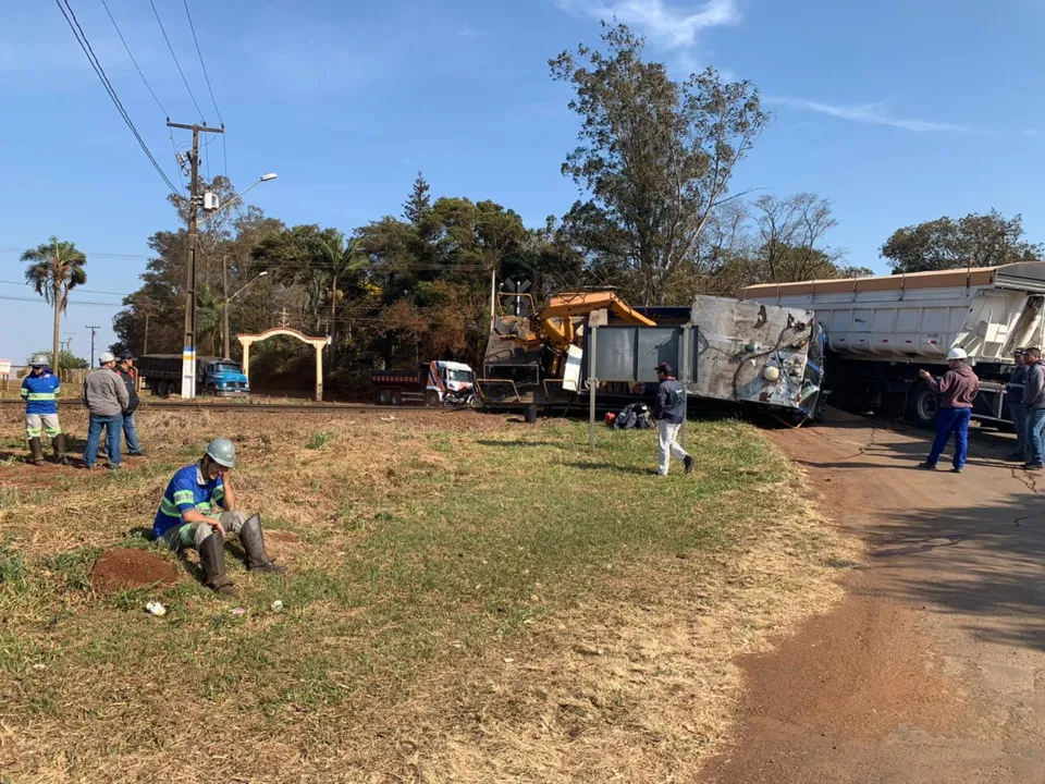 Acidente entre locomotiva de manutenção e caminhão acontece em Aricanduva