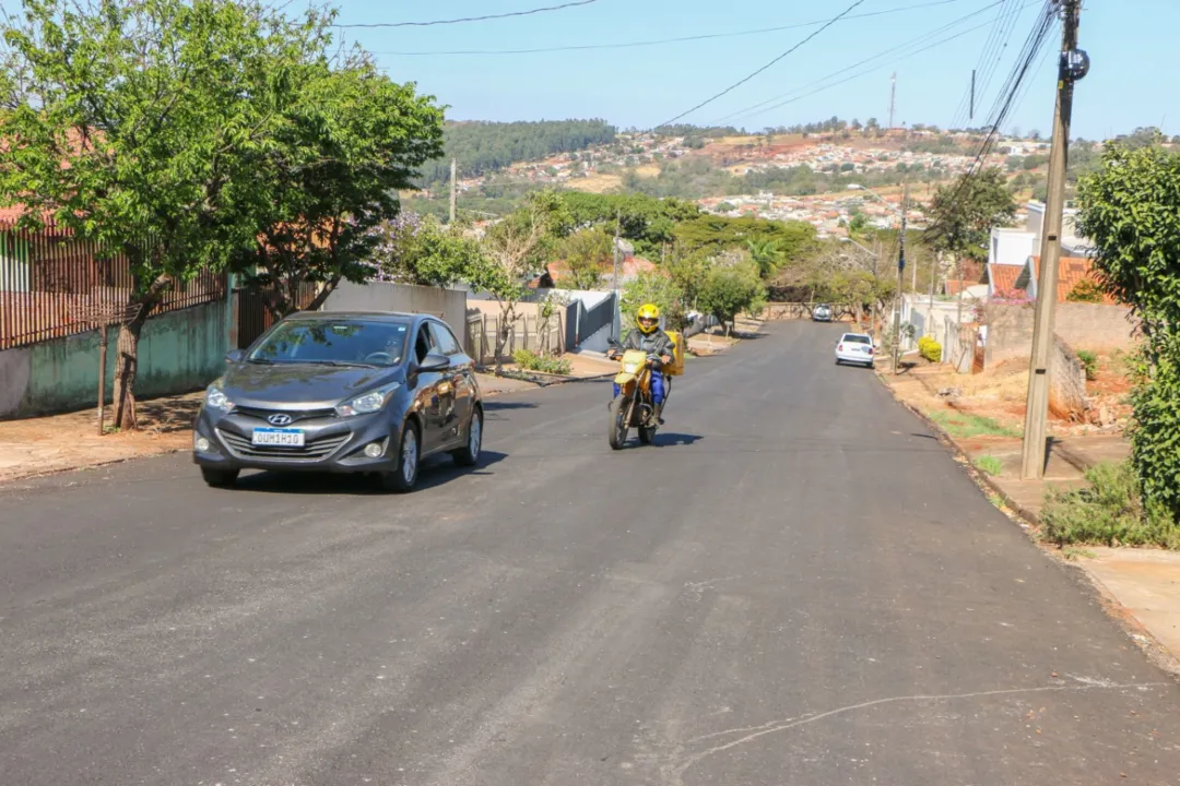 Rua de paralelepípedo em bairro ganha camada asfáltica