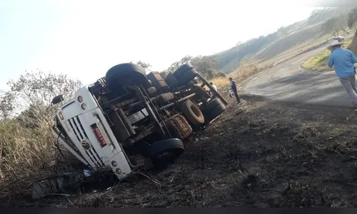Caminhão tomba na Rodovia do Milho nesta manhã