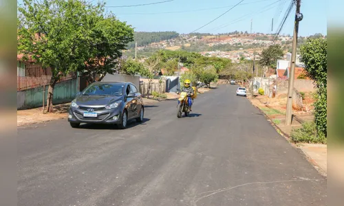 Rua de paralelepípedo em bairro ganha camada asfáltica