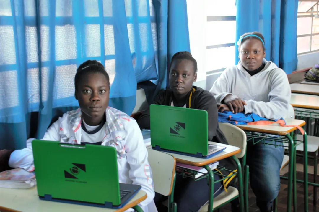 Sem saberem Português, irmãs haitianas usam a tecnologia para aprender em escola do Paraná