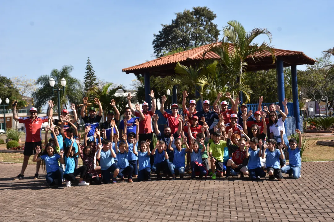 Pilotos com alunos das escolas municipais plantaram árvores em Faxinal em ação social da CBM – Foto: Tiago Lopes