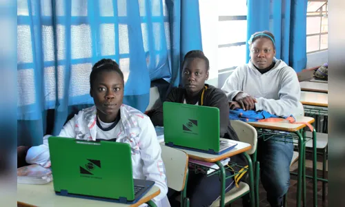 Sem saberem Português, irmãs haitianas usam a tecnologia para aprender em escola do Paraná