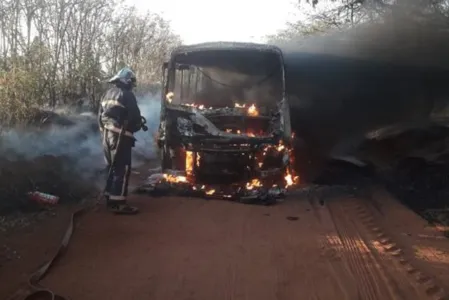 Ônibus escolar com 15 crianças pega fogo em estrada rural do Paraná