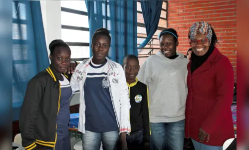 
							Sem saberem Português, irmãs haitianas usam a tecnologia para aprender em escola do Paraná
						
						