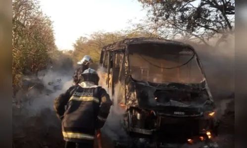 
						
							Ônibus escolar com 15 crianças pega fogo em estrada rural do Paraná
						
						