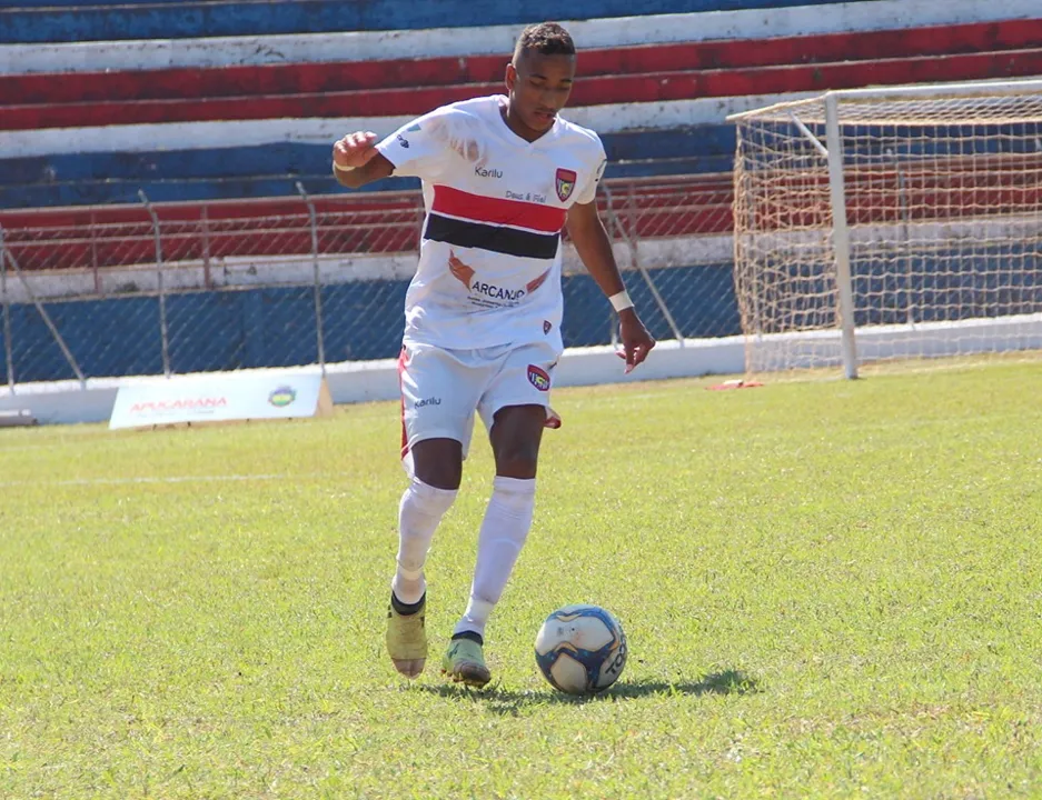 O atacante Mirandinha defende o Apucarana Sports no Estádio ABC - Foto: Apucarana Sports/Divulgação