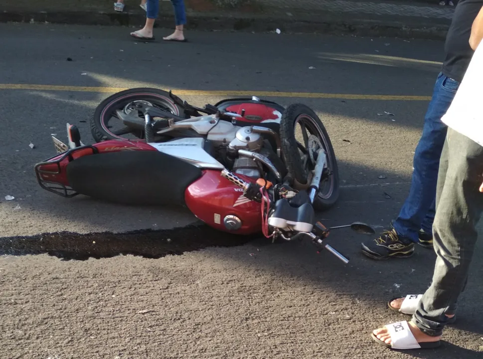 Acidente entre carro e moto provoca ferimentos em um homem de 40 anos 