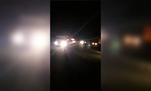 Acidente entre caminhão e dois carros deixa uma pessoa ferida, em Novo Itacolomi