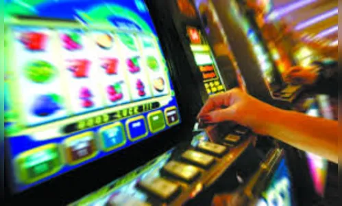 PM apreende máquina caça-níquel; idoso de 71 anos é detido