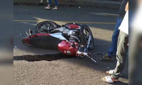 Acidente entre carro e moto provoca ferimentos em um homem de 40 anos 