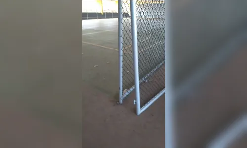 Vândalos quebram portão de quadra esportiva em Lunardelli