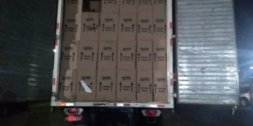 PRE apreende caminhão com 600 caixas de cigarros, no PR