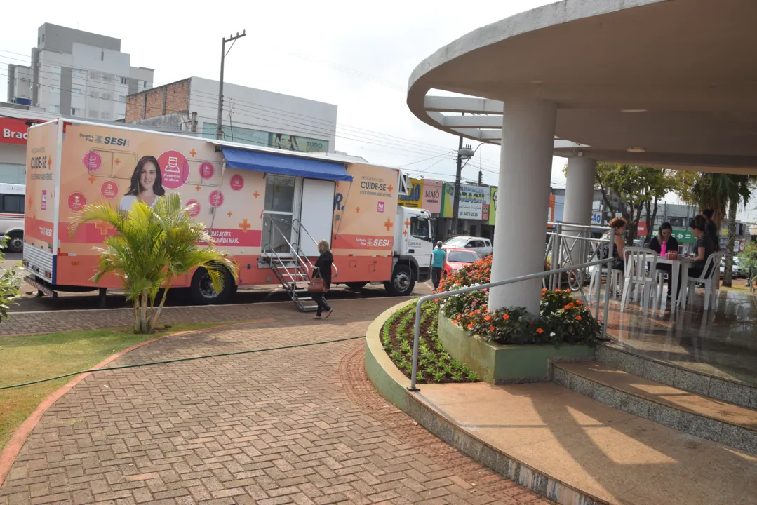 Unidade móvel estacionada na Praça Manoel Teodoro da Rocha, em frente ao coreto (Foto: Ivan Maldonado)