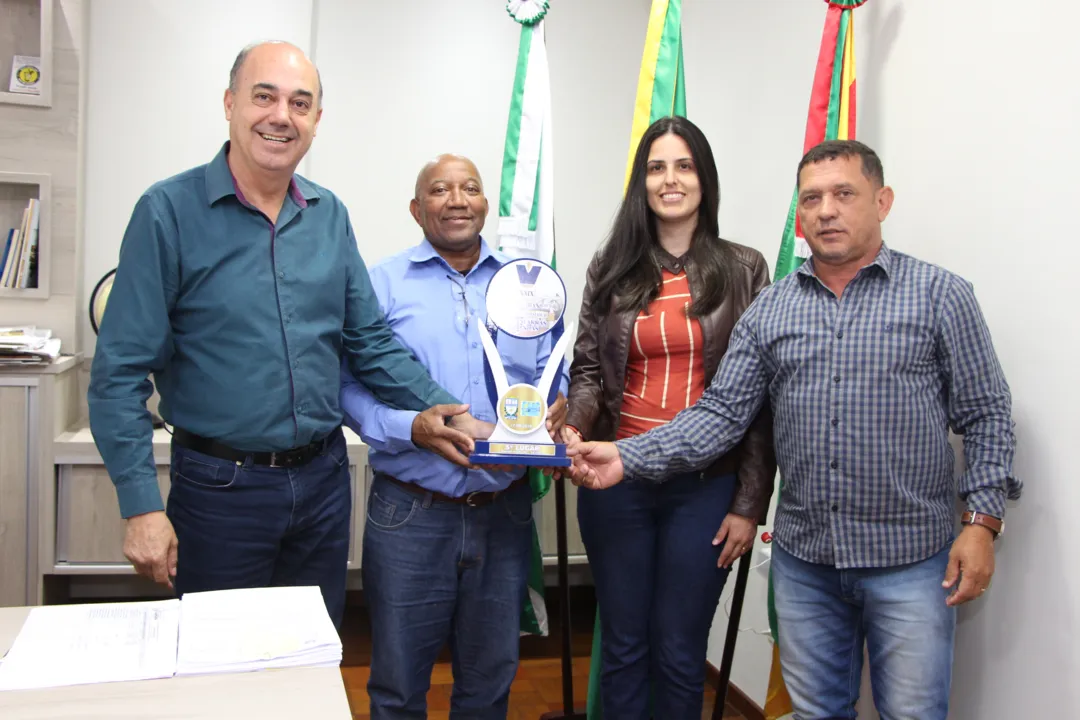 Josuel Roberto apresenta troféu ao prefeito Miguel Amaral, diretora do Departamento Municipal de Cultura, Amanda Amaral Rafael e ao vice-prefeito Ilson Gagliano  (Divulgação)