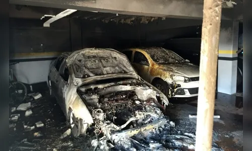 Carro pega fogo em garagem de prédio em Cascavel