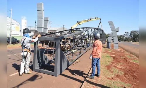 Empresa monta estrutura metálica do portal de Ivaiporã