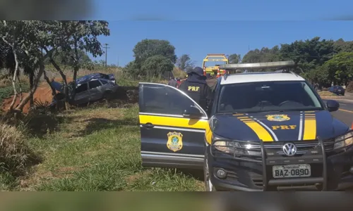 
							Mãe e filha ficam feridas após acidente entre carro e caminhão, em Jandaia do Sul
						
						
