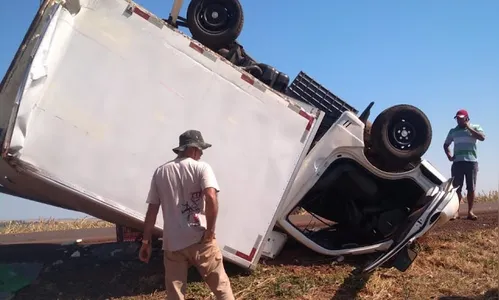 Furgão capota próximo a São João do Ivaí