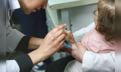 Crianças a partir de seis meses devem ser vacinadas contra o sarampo