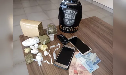 Adolescente de 16 anos e mãe são apreendidos suspeitos de tráfico de drogas