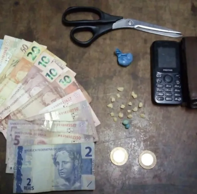 PM apreendeu 4,18 gramas de crack e R$ 279 em dinheiro. Foto: Divulgação
