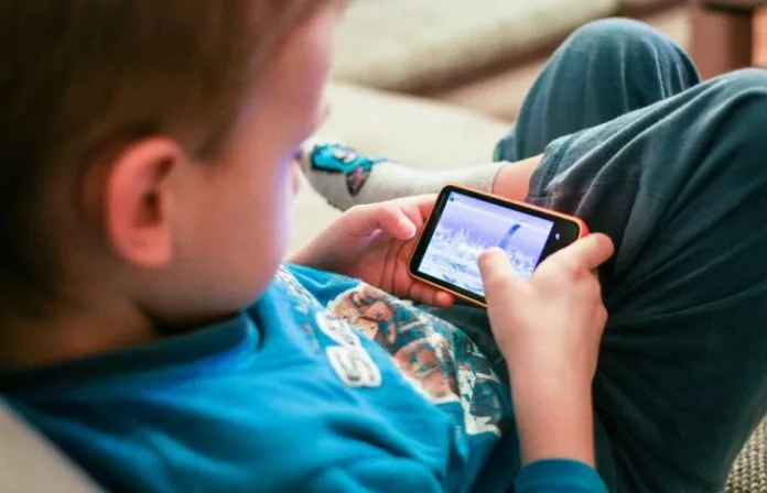 Especialistas discutem o uso de dispositivos eletrônicos na infância