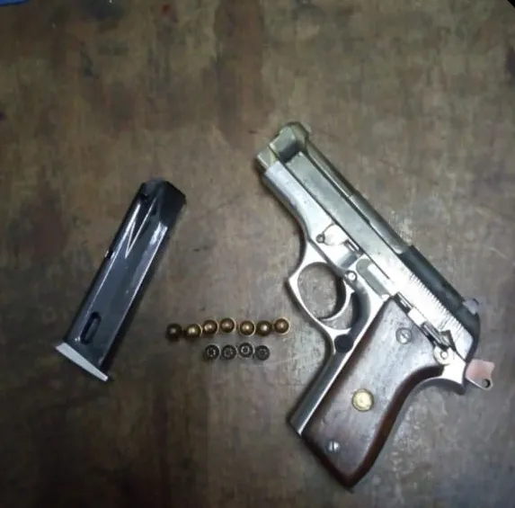 Polícia apreendeu uma pistola taurus com 11 munições intactas. Foto: Divulgação