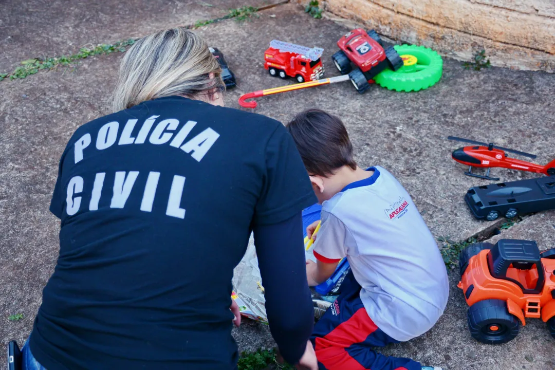Polícia Civil doa brinquedos à criança vítima de maus-tratos, em Apucarana. Foto: Sérgio Rodrigo