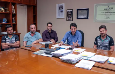 Prefeito Junior da Femac, durante reunião com os administradores da Associação Apucaranense de Kartcross - Foto: Divulgação