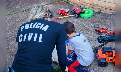 Policiais civis doam brinquedos a criança vítima de violência no Paraná