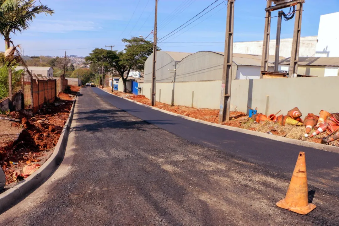 Empresários comemoram asfalto no Parque Industrial “Zona Norte”
