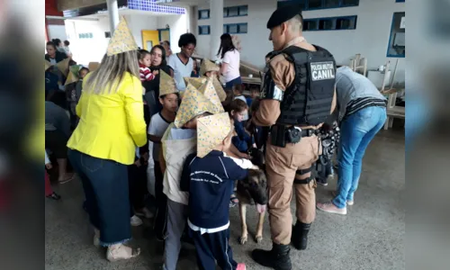 
							Equipe Canil do 10º BPM realiza demonstração para crianças em Jandaia do Sul
						
						