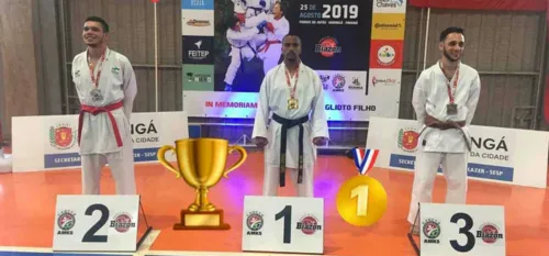 O apucaranense Thiago Salustiano, da Academia Ippon, foi campeão na categoria até 65 quilos - Foto: Divulgação