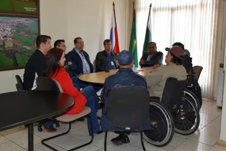 Reunião que definiu a realização do campeonato ocorreu no gabinete da Prefeitura de Marilândia do Sul - Foto: Divulgação