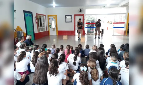 Equipe Canil do 10º BPM realiza demonstração para crianças em Jandaia do Sul