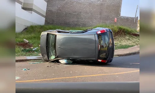 Carro capota na manhã de hoje em Apucarana 