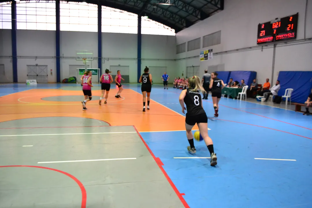 Equipe feminina de Apucarana se garantiu na disputa pelo ouro nos últimos segundos do jogo (Foto: Felipe Fachini)