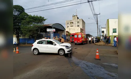 Bombeiros atendem acidente de trânsito no centro de Ivaiporã