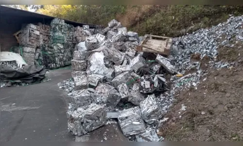 
							Caminhão carregado com alumínio tomba na BR-376
						
						