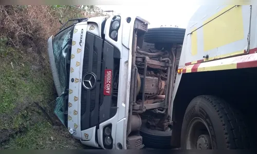 Caminhão carregado com alumínio tomba na BR-376