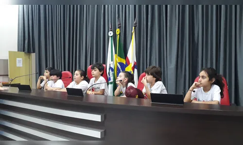 Alunos do Colégio Evolução visitam a Câmara de Apucarana