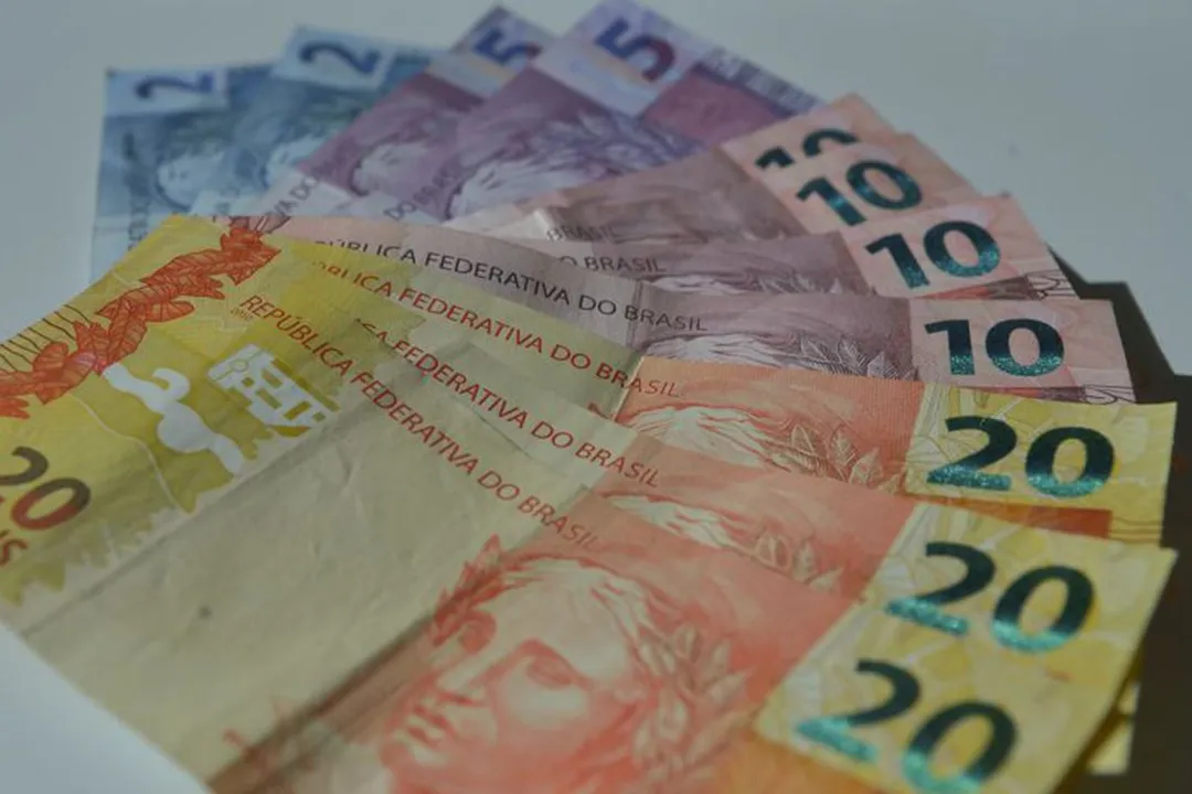 Alternativa em análise levaria salário mínimo para R$ 1.045, diz secretário