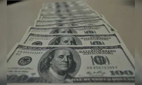 Dólar passa de R$ 4,28 e fecha no maior nível desde criação do real