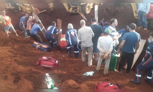 
						
							Corpo de Bombeiros é acionado para socorrer vítimas de soterramento, em Marilândia do Sul
						
						