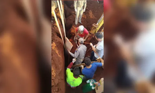 
						
							Corpo de Bombeiros é acionado para socorrer vítimas de soterramento, em Marilândia do Sul
						
						