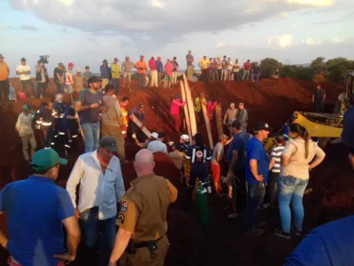 População acompanha trabalhos para resgate das vítimas. Foto: Colaboração/WhatsApp