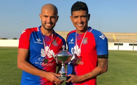 O atacante Roberto e o zagueiro Douglas continuam no futebol de Portugal - Foto: Divulgação